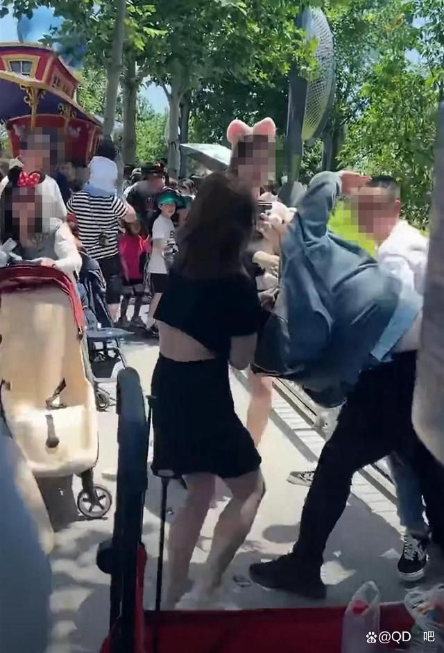 两对情侣因争位置在迪士尼大打出手