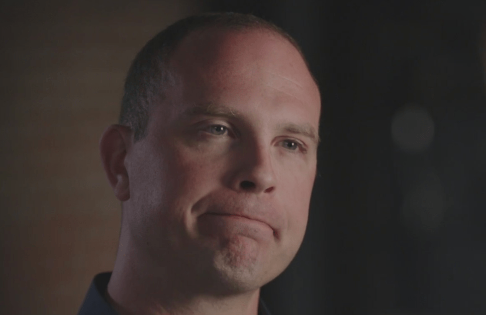 睡觉时梦见小女孩对自己笑是什么意思、代表着什么？