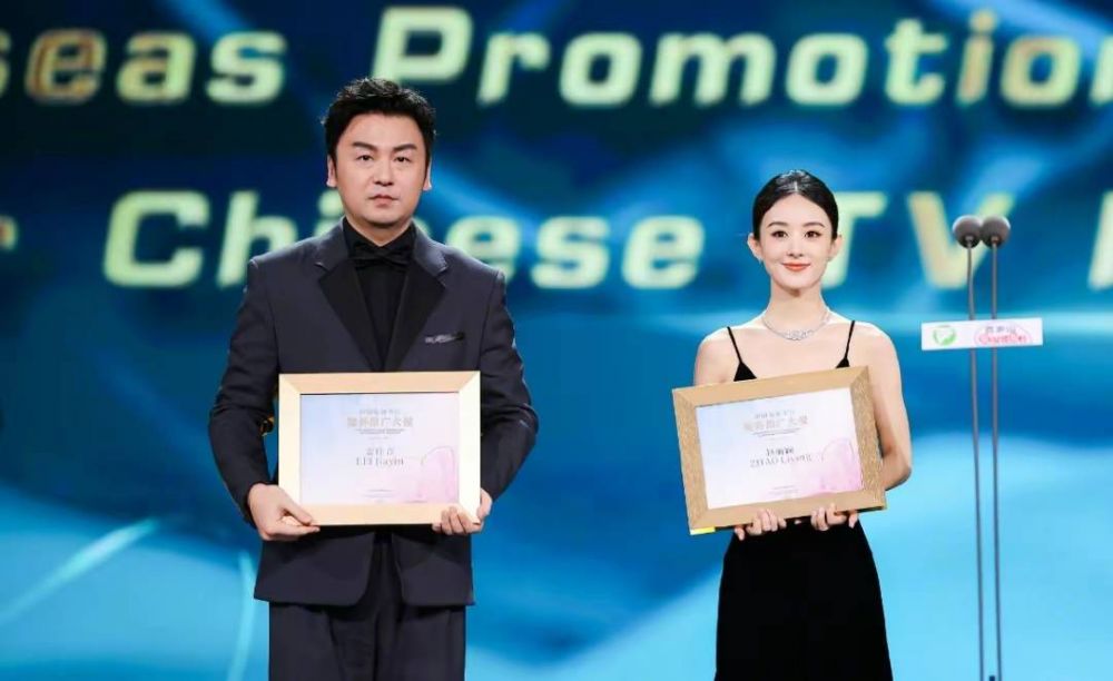 雷佳音误踩赵丽颖裙子引热议