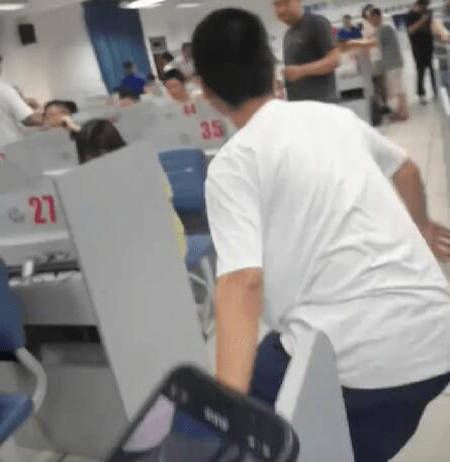 男生得知好友仅609分后瞬间弹起