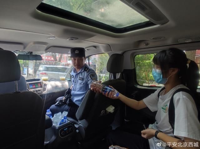 家长以为中考管饭送完孩子去郊游